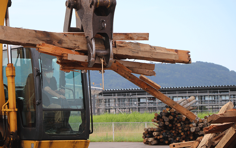 廃棄された木くずを破砕処理します。